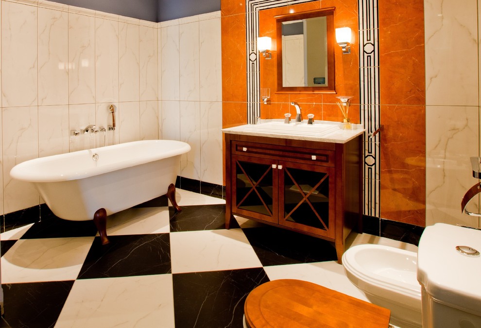 Diseño de cuarto de baño principal vintage grande con bañera exenta, lavabo encastrado y sanitario de una pieza