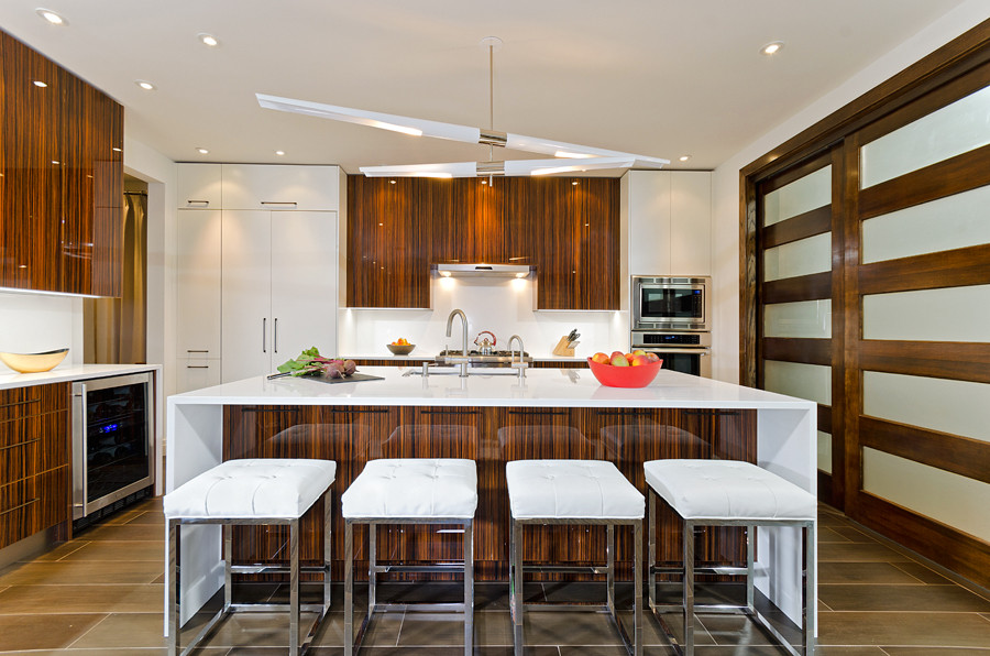 Mittelgroße Moderne Küche mit flächenbündigen Schrankfronten, hellbraunen Holzschränken und dunklem Holzboden