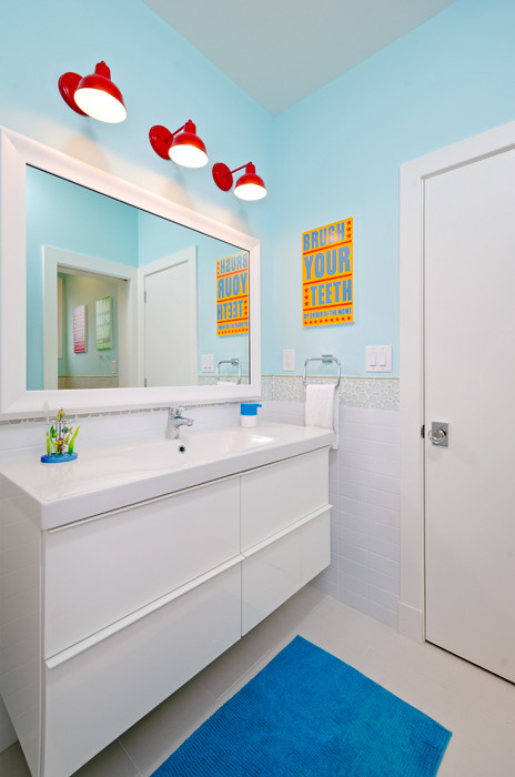 ワシントンD.C.にある中くらいなトランジショナルスタイルのおしゃれな浴室 (青い壁、セラミックタイルの床、一体型シンク、フラットパネル扉のキャビネット、白いキャビネット、クオーツストーンの洗面台) の写真