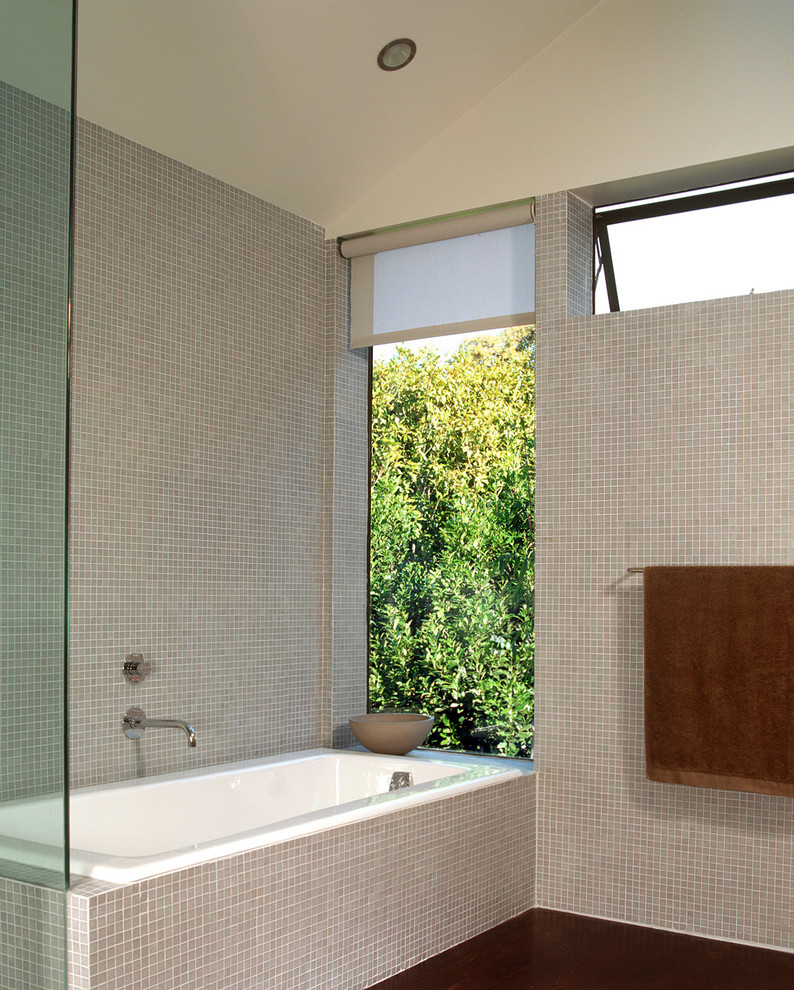 На фото: ванная комната в стиле модернизм с плиткой мозаикой и окном с