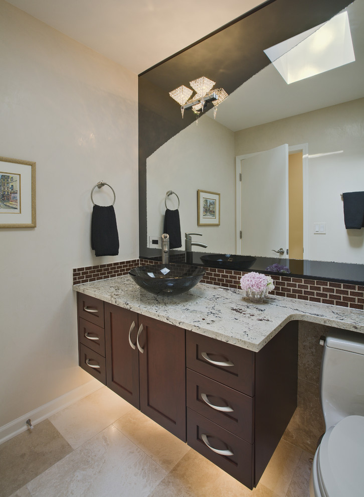 Exemple d'une salle de bain tendance avec une vasque.