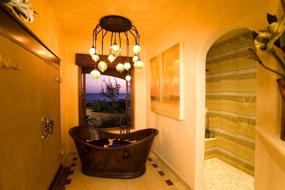 Пример оригинального дизайна: ванная комната в стиле фьюжн с отдельно стоящей ванной, душем в нише и бежевой плиткой