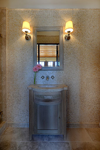 Bild på ett badrum med dusch, med ett undermonterad handfat, skåp i mellenmörkt trä, bänkskiva i kalksten, en öppen dusch, beige kakel och beige väggar