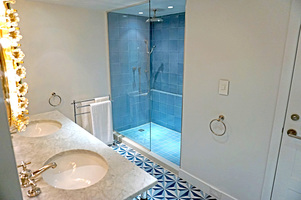 マイアミにある高級なミッドセンチュリースタイルのおしゃれな浴室 (アンダーカウンター洗面器、オープン型シャワー、壁掛け式トイレ、セラミックタイル、セラミックタイルの床) の写真
