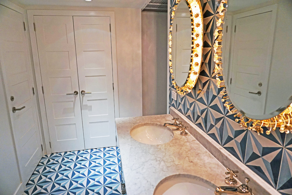 Retro Badezimmer mit Unterbauwaschbecken, Granit-Waschbecken/Waschtisch, offener Dusche, Wandtoilette, Keramikfliesen und Keramikboden in Miami