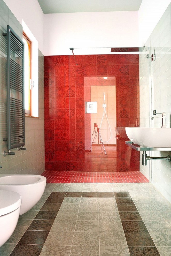 Свежая идея для дизайна: ванная комната среднего размера в современном стиле с душем без бортиков, инсталляцией, серой плиткой, керамической плиткой, серыми стенами, полом из керамогранита, душевой кабиной и подвесной раковиной - отличное фото интерьера