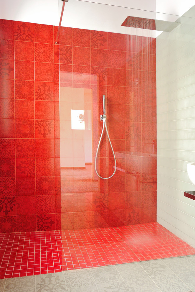 Idee per una stanza da bagno con doccia contemporanea di medie dimensioni con doccia a filo pavimento, WC sospeso, piastrelle grigie, piastrelle in ceramica, pareti grigie, pavimento in gres porcellanato e lavabo sospeso