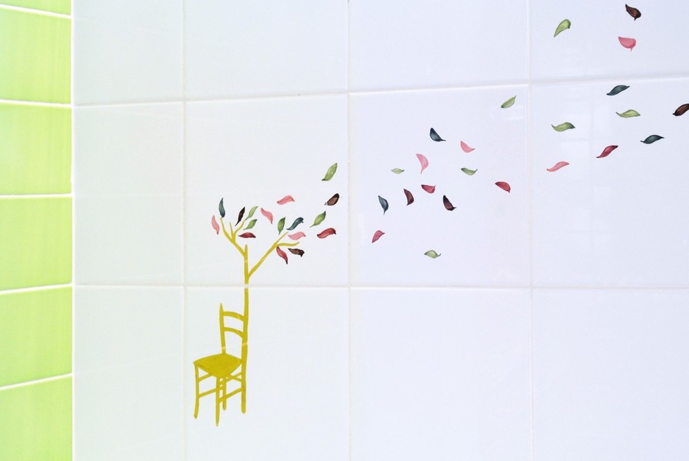 Mittelgroßes Modernes Badezimmer En Suite mit Einbaubadewanne, Wandtoilette, grünen Fliesen, Keramikfliesen, grüner Wandfarbe, dunklem Holzboden und Wandwaschbecken in Rom