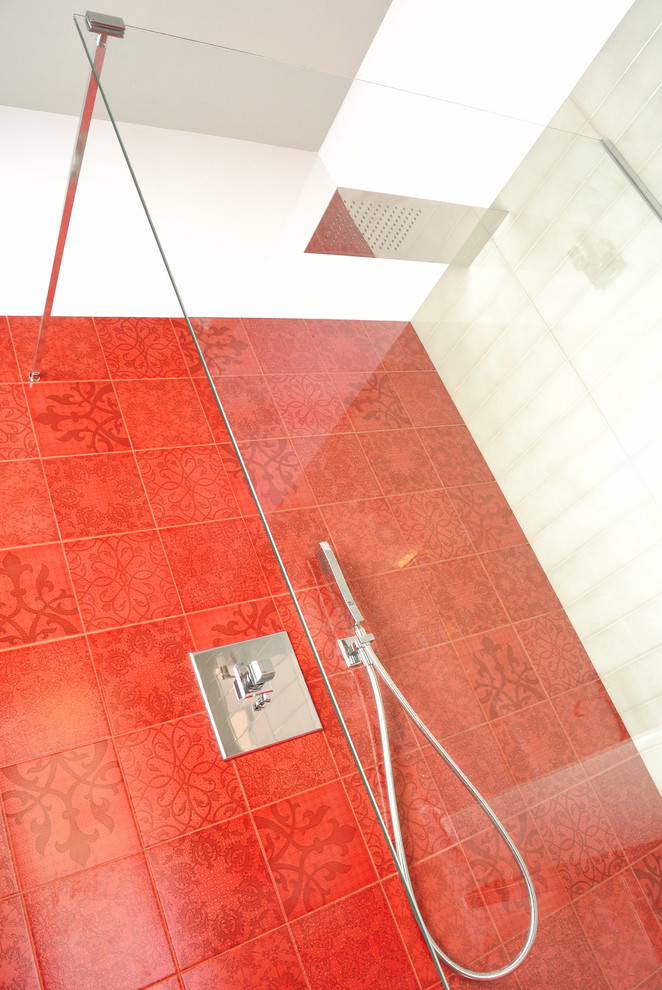 Immagine di una stanza da bagno con doccia minimal di medie dimensioni con doccia a filo pavimento, WC sospeso, piastrelle grigie, piastrelle in ceramica, pareti grigie, pavimento in gres porcellanato e lavabo sospeso