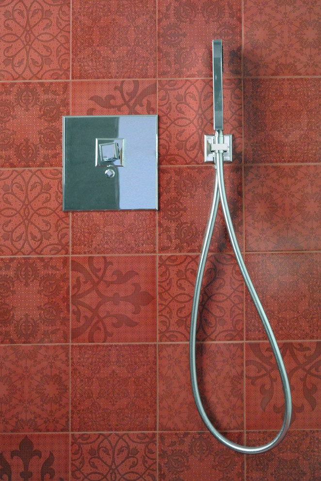 Inspiration pour une salle d'eau design de taille moyenne avec une douche à l'italienne, WC suspendus, un carrelage gris, des carreaux de céramique, un mur gris, un sol en carrelage de porcelaine et un lavabo suspendu.