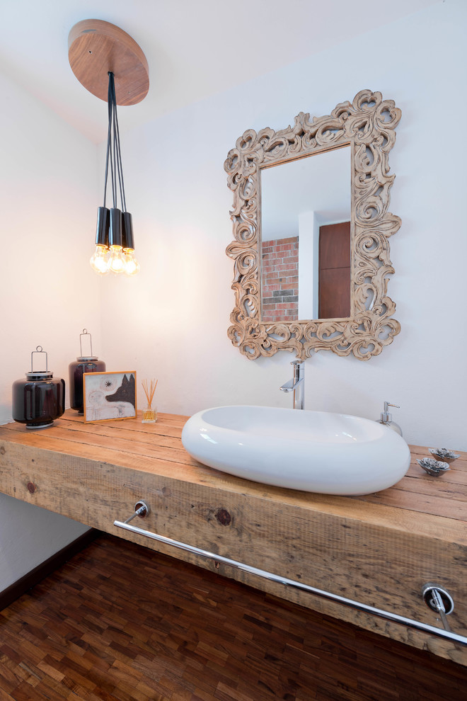 Источник вдохновения для домашнего уюта: ванная комната в современном стиле с настольной раковиной, столешницей из дерева, белыми стенами и темным паркетным полом