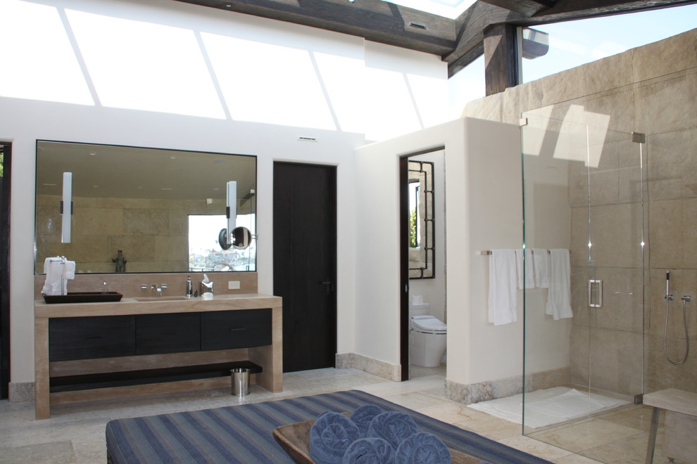 Идея дизайна: большая ванная комната в современном стиле с монолитной раковиной, плоскими фасадами, черными фасадами, душем без бортиков, унитазом-моноблоком, бежевой плиткой, белыми стенами и душевой кабиной