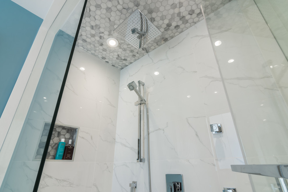 Источник вдохновения для домашнего уюта: ванная комната в стиле модернизм с угловым душем, белой плиткой и керамогранитной плиткой