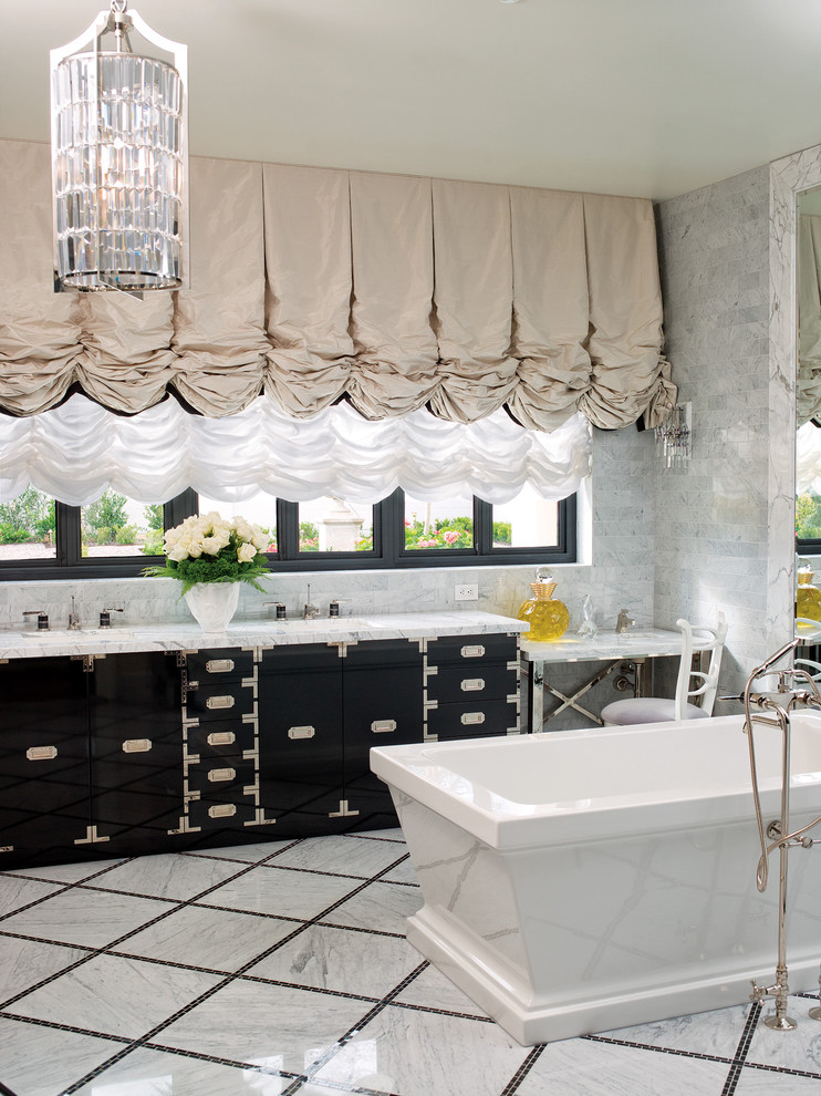 Стильный дизайн: ванная комната в современном стиле с отдельно стоящей ванной и черными фасадами - последний тренд