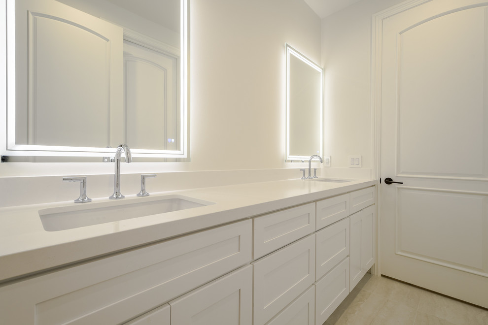 На фото: главная ванная комната среднего размера в современном стиле с фасадами в стиле шейкер, белыми фасадами, белыми стенами, светлым паркетным полом, врезной раковиной, столешницей из искусственного кварца, бежевым полом и белой столешницей с