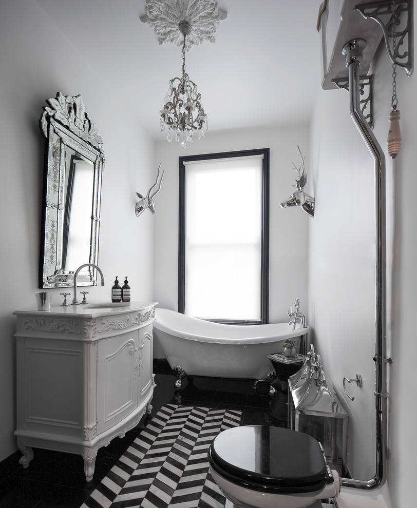 Idéer för ett litet modernt badrum, med möbel-liknande, vita skåp, ett fristående badkar, en öppen dusch, en toalettstol med hel cisternkåpa, svart kakel, stenkakel, vita väggar, marmorgolv, ett konsol handfat och marmorbänkskiva