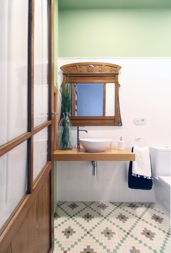 Inspiration för mellanstora klassiska badrum, med en dusch i en alkov, en toalettstol med hel cisternkåpa, vit kakel, gröna väggar och med dusch som är öppen
