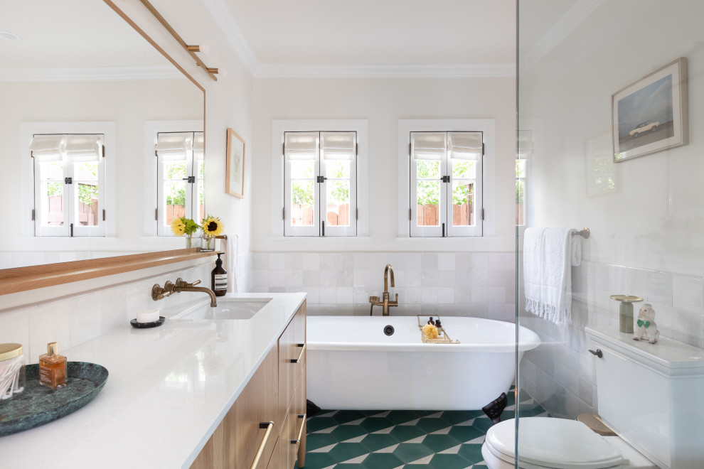 Ejemplo de cuarto de baño mediterráneo con bañera con patas y suelo de azulejos de cemento