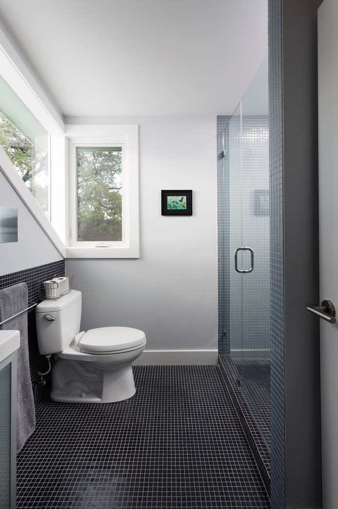 На фото: маленькая ванная комната в современном стиле с плиткой мозаикой, синей плиткой, полом из мозаичной плитки, стеклянными фасадами, душем в нише, раздельным унитазом и серыми стенами для на участке и в саду с