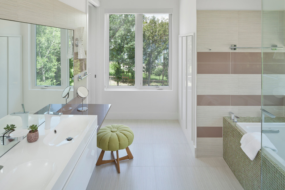 Стильный дизайн: маленькая главная ванная комната в современном стиле с монолитной раковиной, плоскими фасадами, белыми фасадами, столешницей из кварцита, накладной ванной, угловым душем, унитазом-моноблоком, бежевой плиткой, керамической плиткой, белыми стенами и полом из керамической плитки для на участке и в саду - последний тренд