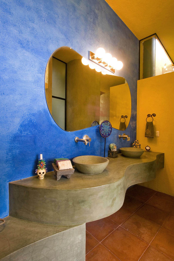 Mediterranes Badezimmer mit Aufsatzwaschbecken und Beton-Waschbecken/Waschtisch in Mexiko Stadt