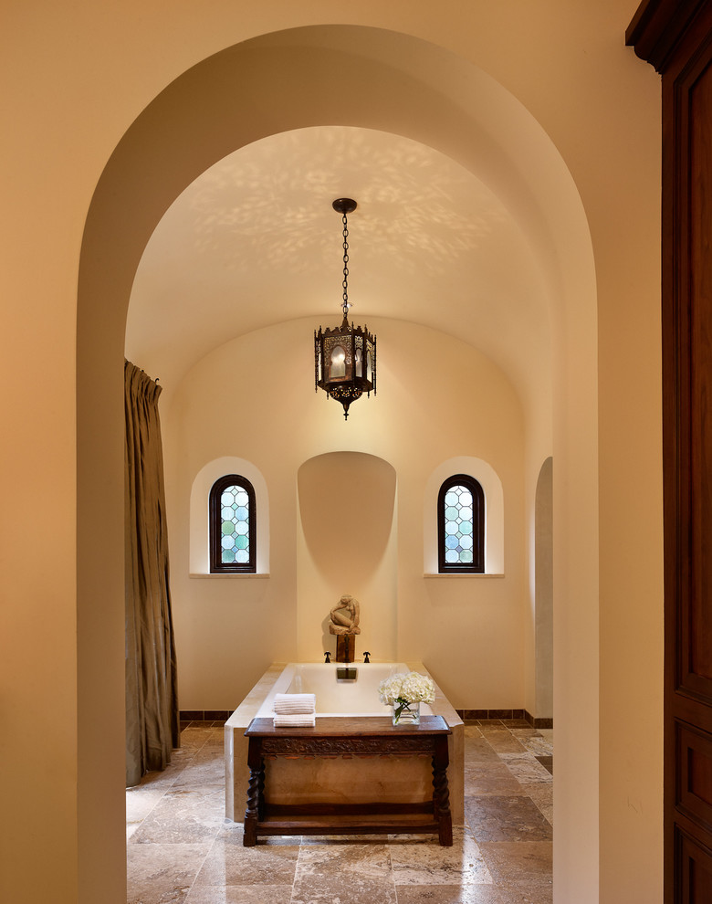 Mediterranes Badezimmer mit freistehender Badewanne und beiger Wandfarbe in Austin