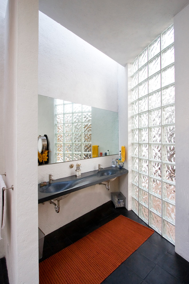 Inspiration for a contemporary bathroom remodel in Mexico City