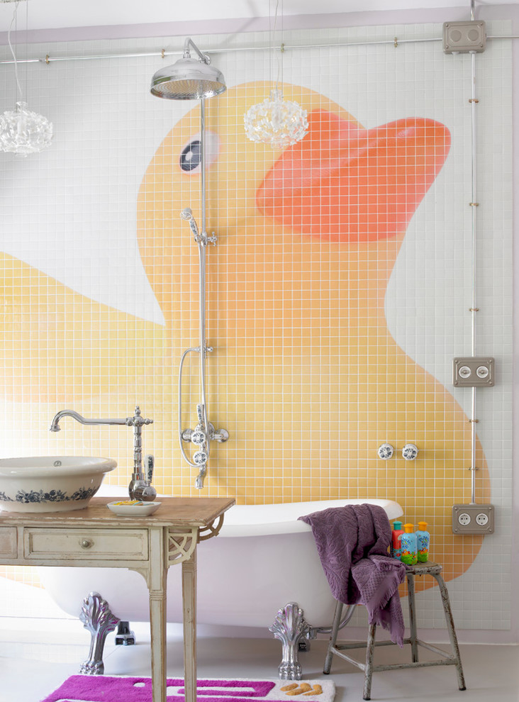 Foto på ett mellanstort eklektiskt en-suite badrum, med ett fristående handfat, beige skåp, träbänkskiva, ett badkar med tassar, flerfärgad kakel, mosaik, en dusch/badkar-kombination, flerfärgade väggar, betonggolv och luckor med infälld panel