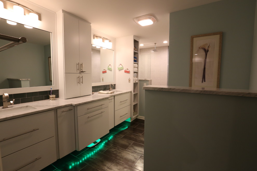 Exempel på ett mellanstort klassiskt en-suite badrum, med släta luckor, vita skåp, en hörndusch, svart kakel, tunnelbanekakel, gröna väggar, klinkergolv i porslin, ett undermonterad handfat, marmorbänkskiva, brunt golv och med dusch som är öppen