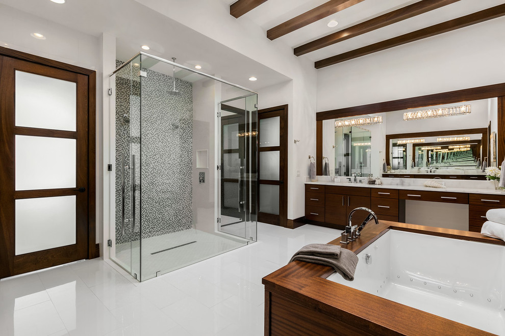 Inspiration för moderna vitt en-suite badrum, med släta luckor, ett platsbyggt badkar, gula väggar, klinkergolv i porslin, ett undermonterad handfat, marmorbänkskiva, vitt golv, dusch med gångjärnsdörr, skåp i mellenmörkt trä, en dusch i en alkov och grå kakel