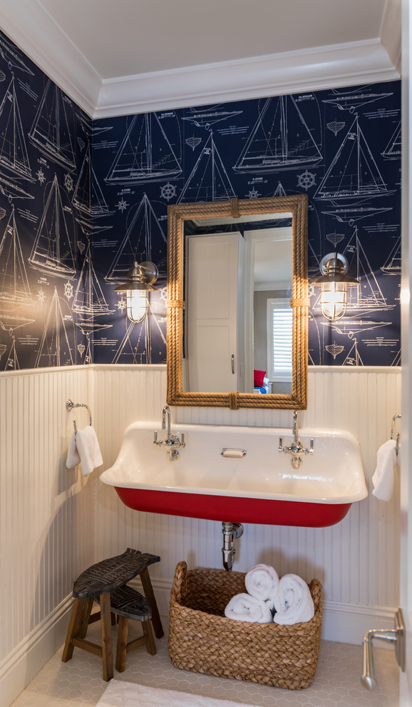 Идея дизайна: детская ванная комната в морском стиле с разноцветными стенами, раковиной с несколькими смесителями, бежевым полом и зеркалом с подсветкой