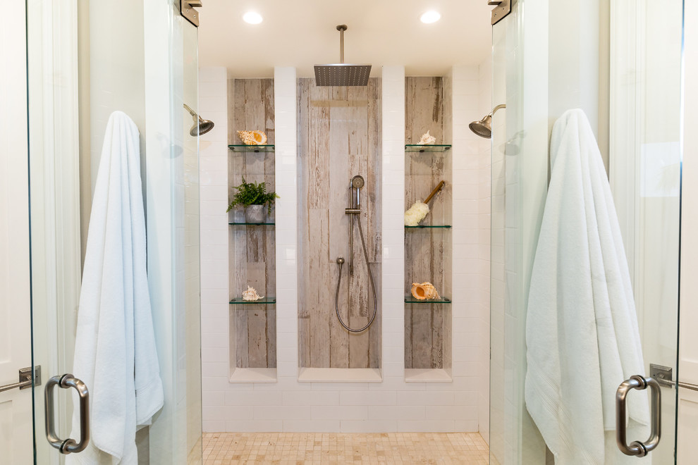 Ejemplo de cuarto de baño principal costero extra grande con ducha doble, baldosas y/o azulejos grises y ducha con puerta con bisagras