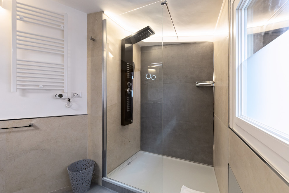 Пример оригинального дизайна: большая главная ванная комната в современном стиле с открытыми фасадами, серыми фасадами, двойным душем, инсталляцией, серой плиткой, керамогранитной плиткой, серыми стенами, полом из керамогранита, консольной раковиной, столешницей из гранита, серым полом, душем с раздвижными дверями, серой столешницей, тумбой под одну раковину, напольной тумбой и многоуровневым потолком