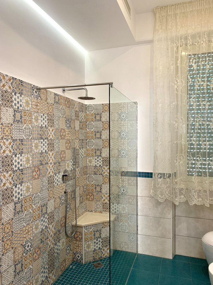 Inspiration för ett en-suite badrum, med en hörndusch, en bidé, flerfärgad kakel, cementkakel, flerfärgade väggar, klinkergolv i keramik, ett fristående handfat, träbänkskiva, turkost golv och med dusch som är öppen