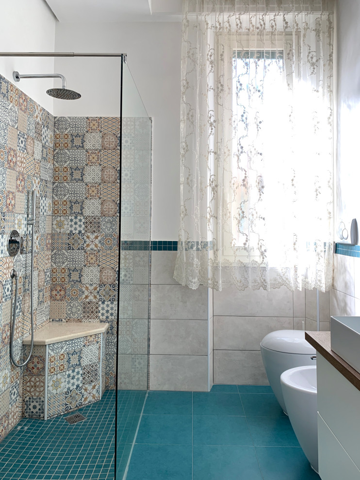 Идея дизайна: главная ванная комната с угловым душем, биде, разноцветной плиткой, цементной плиткой, разноцветными стенами, полом из керамической плитки, настольной раковиной, столешницей из дерева, бирюзовым полом, открытым душем и тумбой под одну раковину