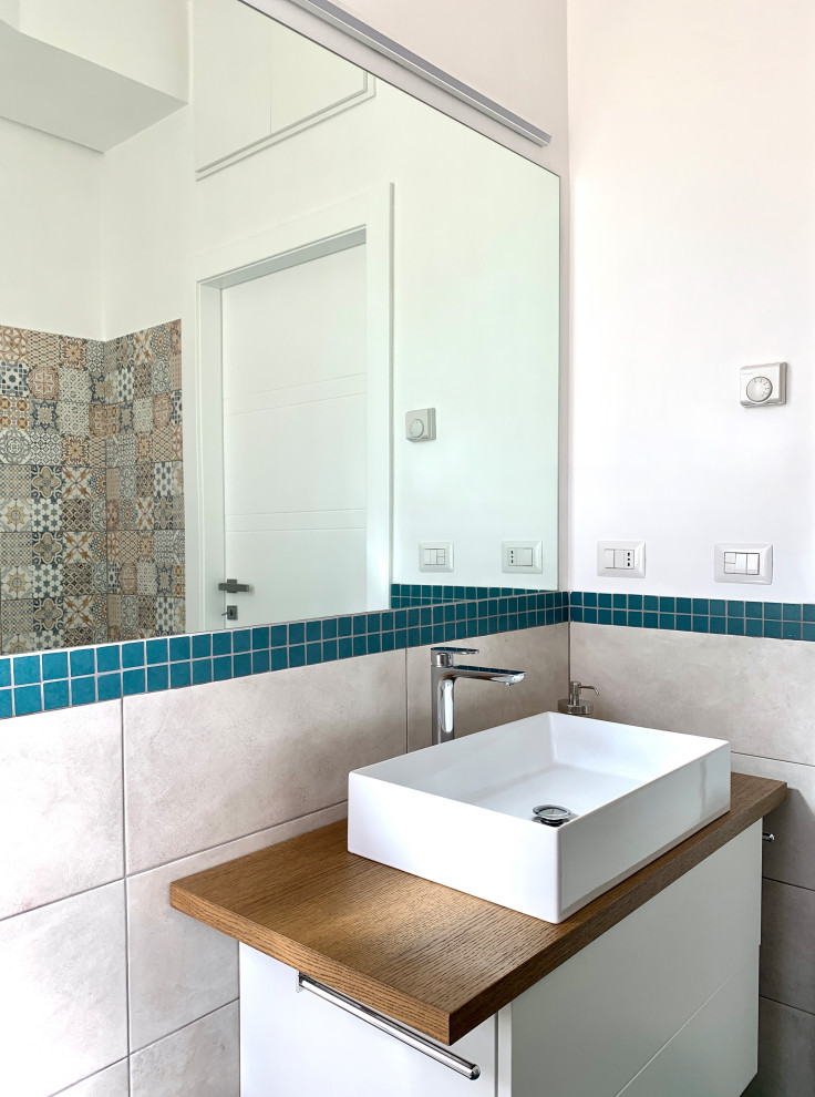 Idéer för att renovera ett vit vitt en-suite badrum, med en hörndusch, en bidé, flerfärgad kakel, cementkakel, flerfärgade väggar, klinkergolv i keramik, ett fristående handfat, träbänkskiva, turkost golv och med dusch som är öppen