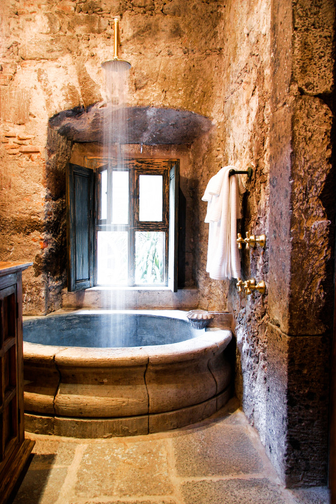 Idée de décoration pour une salle de bain méditerranéenne avec un combiné douche/baignoire.