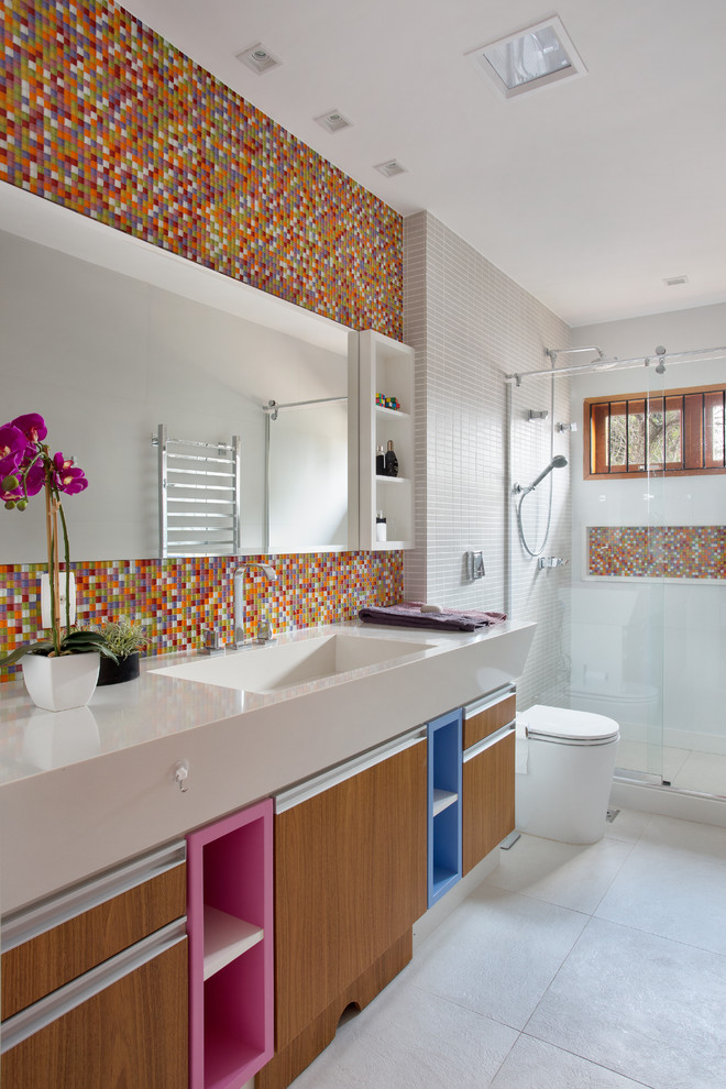 Idee per una stanza da bagno con doccia minimal con ante lisce, ante in legno scuro, doccia alcova, piastrelle multicolore, piastrelle a mosaico, pareti bianche, lavabo integrato e pavimento bianco