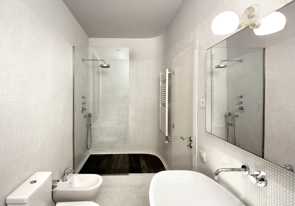Foto di una stanza da bagno con doccia minimal di medie dimensioni con pareti bianche, pavimento con piastrelle in ceramica, piastrelle bianche, piastrelle a mosaico, lavabo sospeso, bidè e doccia alcova