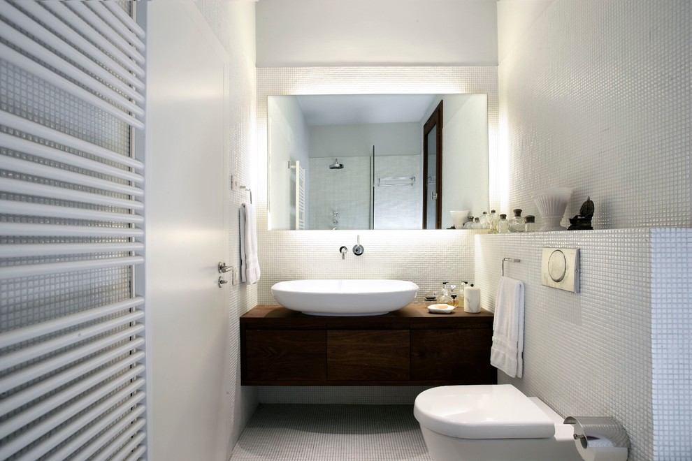Réalisation d'une salle de bain design en bois foncé de taille moyenne avec WC à poser, un mur blanc, un sol en carrelage de céramique et un placard à porte plane.