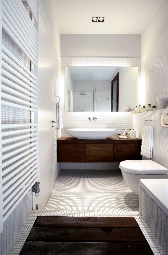 Идея дизайна: ванная комната среднего размера в современном стиле с унитазом-моноблоком, белыми стенами, полом из мозаичной плитки, плоскими фасадами, темными деревянными фасадами и зеркалом с подсветкой
