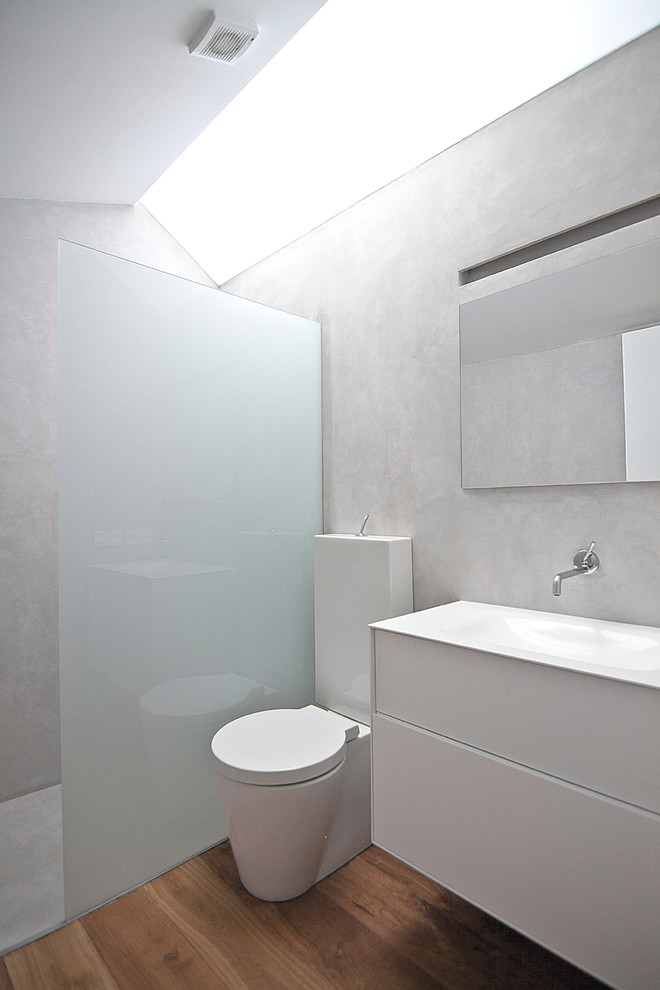 Réalisation d'une petite salle de bain minimaliste avec un sol en contreplaqué.