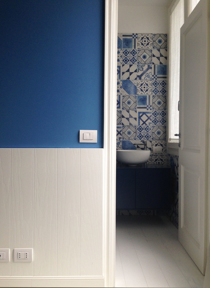 Immagine di una piccola stanza da bagno con doccia moderna con lavabo a consolle, ante blu, piastrelle blu, piastrelle in ceramica, pareti blu e parquet chiaro