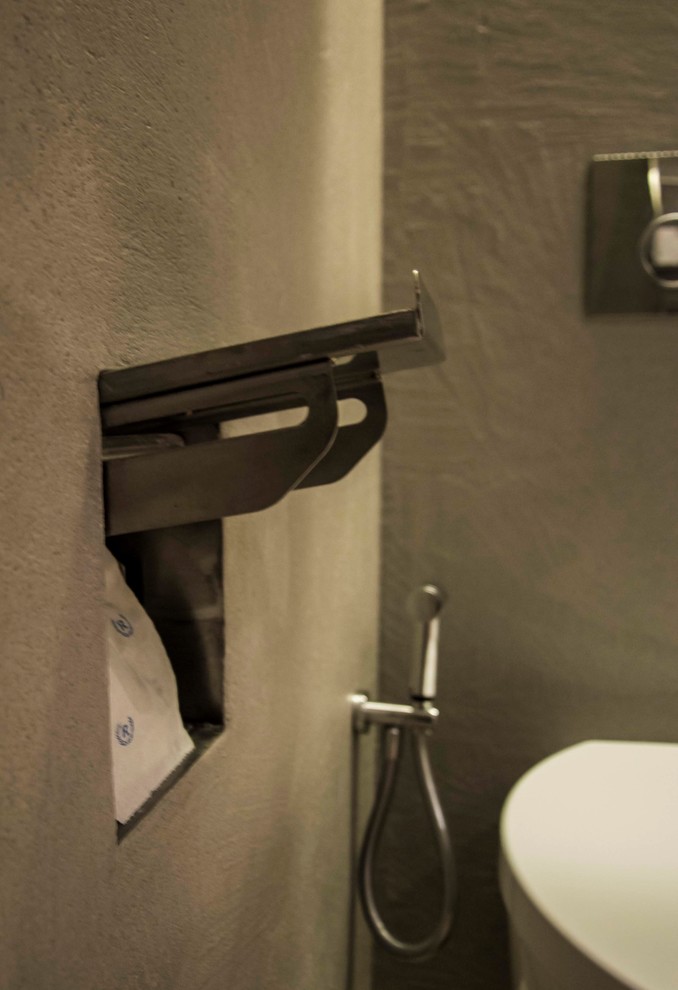 Ispirazione per una stanza da bagno padronale moderna di medie dimensioni con ante grigie, WC a due pezzi, piastrelle grigie, pareti grigie, parquet chiaro, lavabo a colonna e pavimento marrone