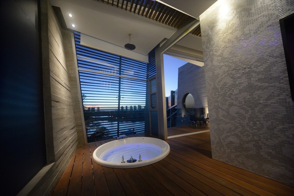 Immagine di una stanza da bagno moderna con vasca da incasso