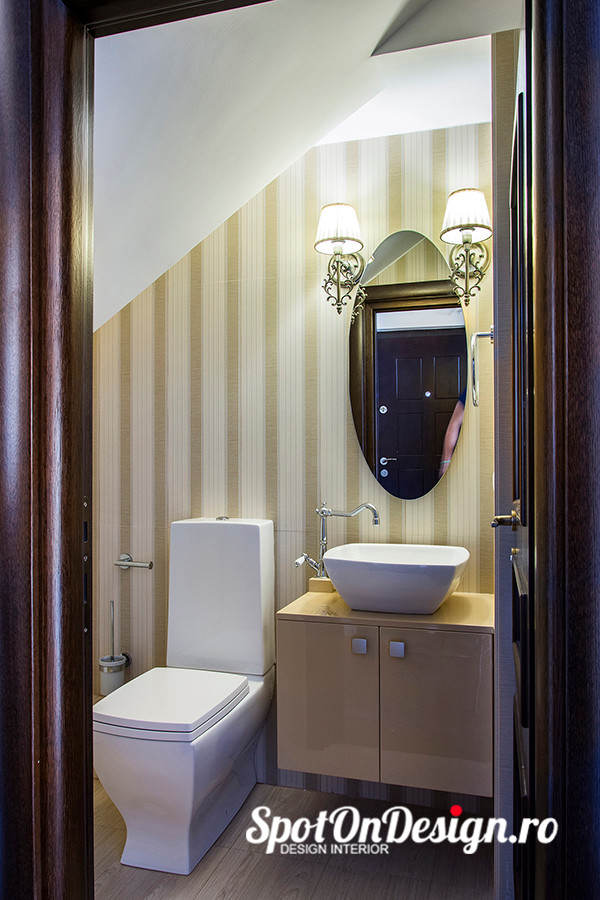 Foto på ett litet eklektiskt badrum med dusch, med ett piedestal handfat, släta luckor, beige skåp, laminatbänkskiva, en toalettstol med hel cisternkåpa, flerfärgade väggar och klinkergolv i keramik