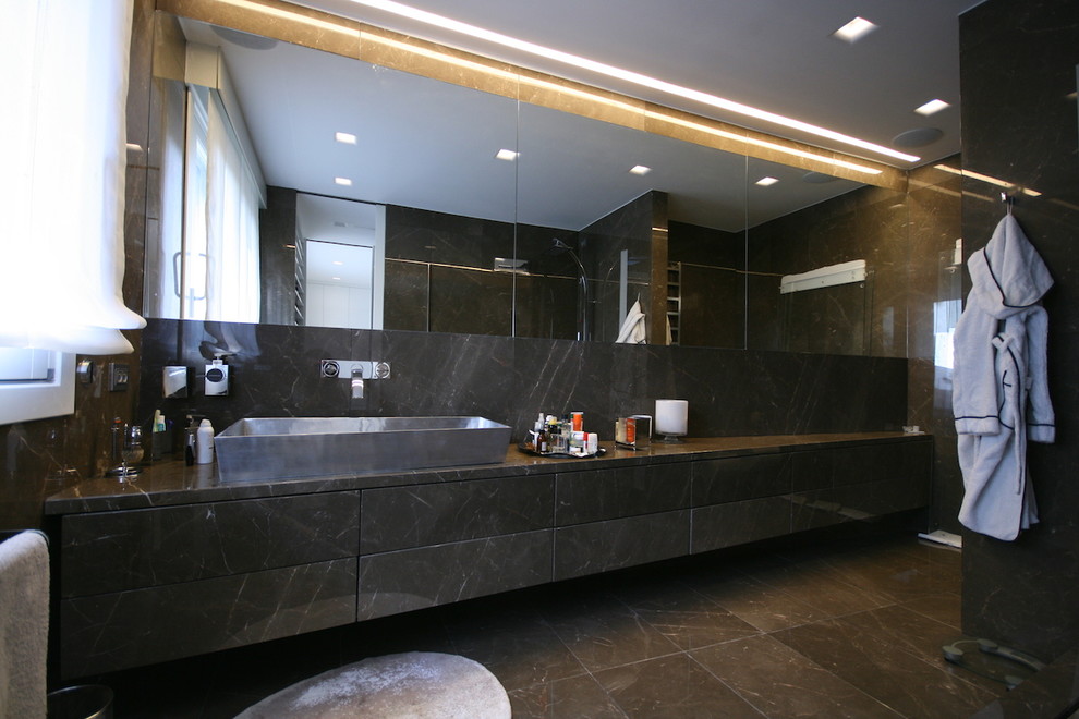 Immagine di una stanza da bagno minimal con lavabo a bacinella, ante lisce e piastrelle marroni