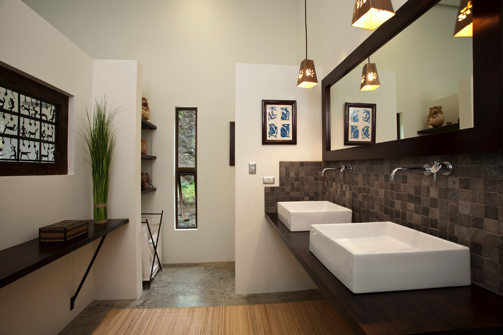 他の地域にあるコンテンポラリースタイルのおしゃれな浴室 (ベッセル式洗面器、照明) の写真