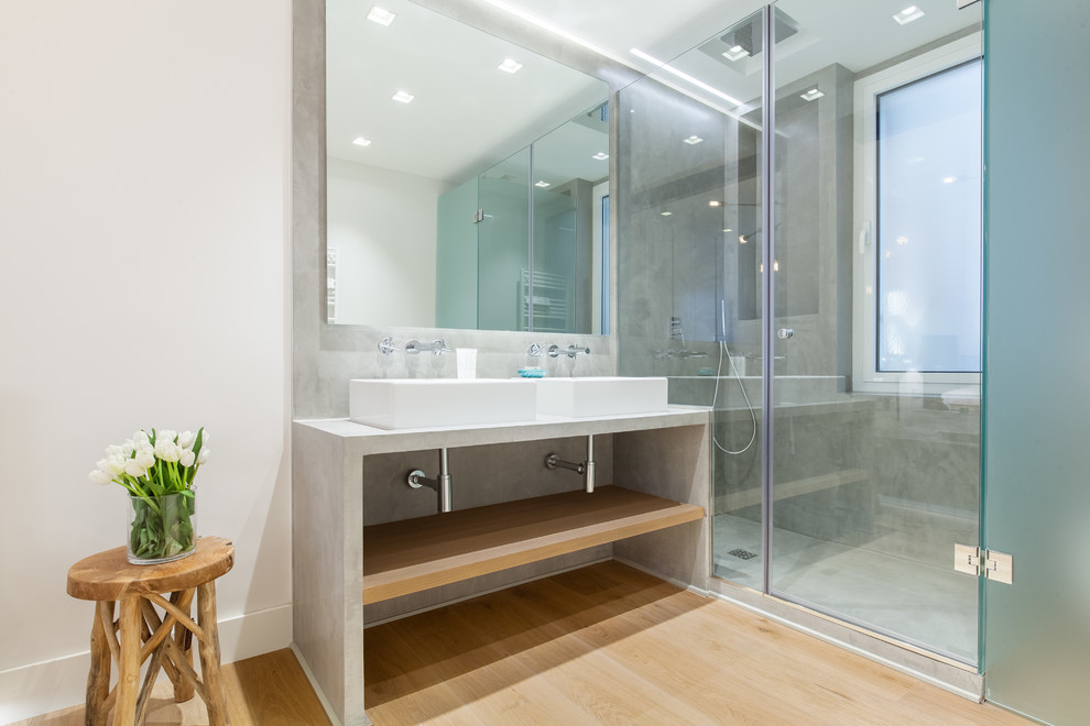 На фото: ванная комната в современном стиле с открытыми фасадами, белыми стенами, настольной раковиной, душем с распашными дверями, душем в нише, серой плиткой, паркетным полом среднего тона, коричневым полом и серой столешницей