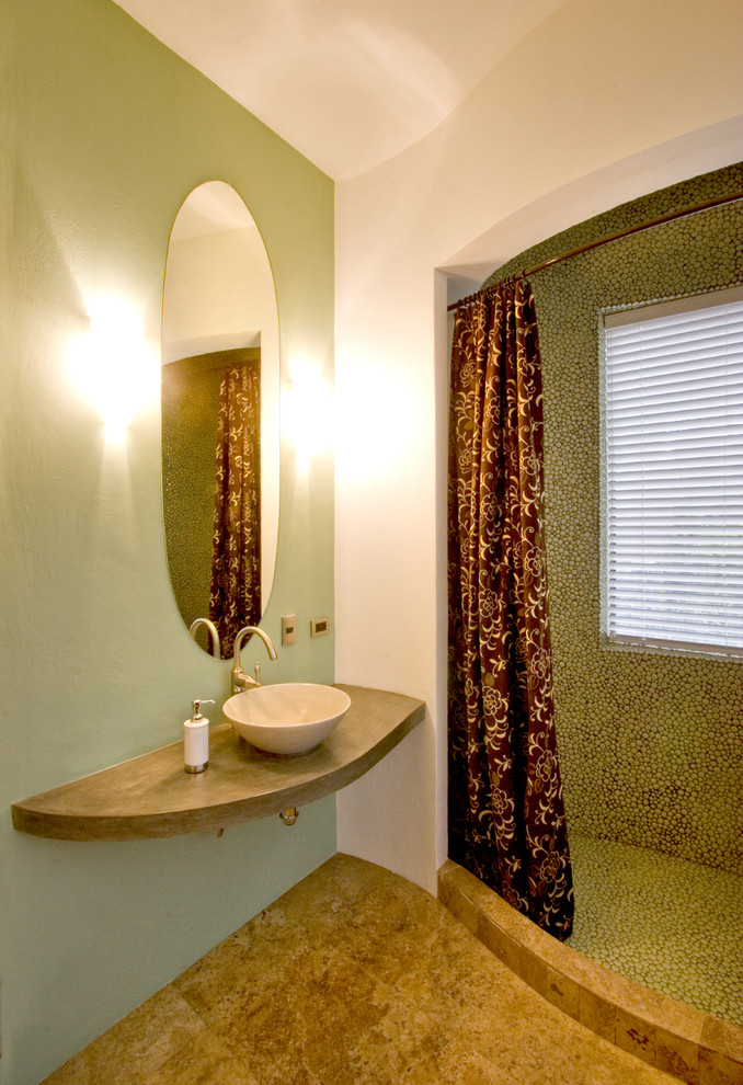 Aménagement d'une salle de bain sud-ouest américain avec une vasque, un mur vert et une fenêtre.